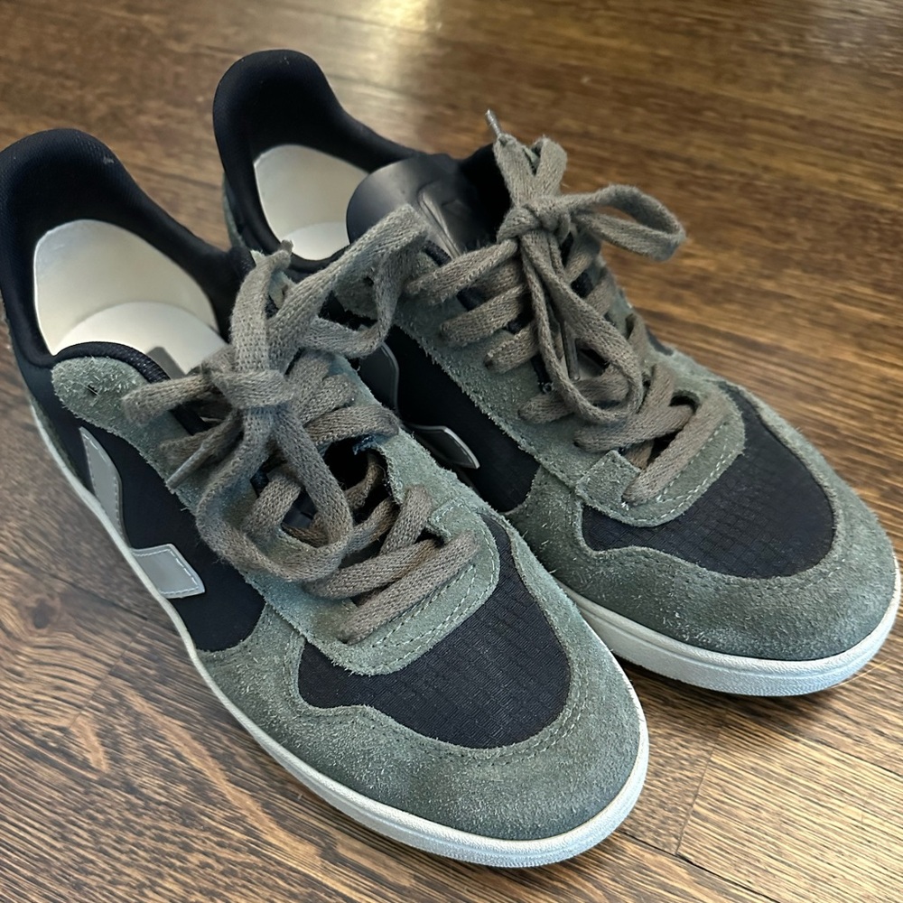 Vejas in black and olive.